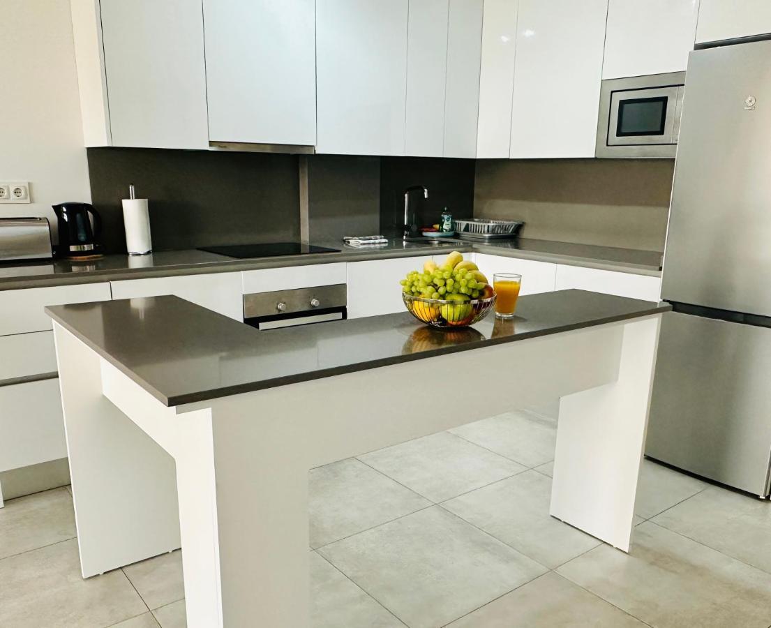 2-Bedroom-Apartment With A Terrace, Pool, Gym マラガ エクステリア 写真